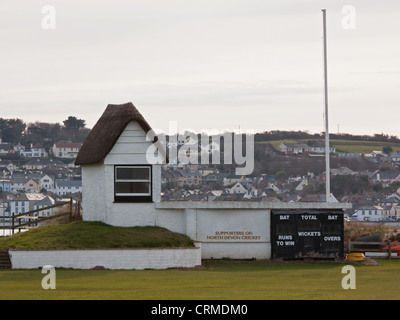 L'unico scorer' rifugio al cricket ground a Instow in North Devon sulle rive del fiume Torridge REGNO UNITO Foto Stock