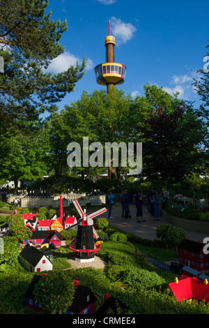 Revolving piattaforma di visualizzazione del LegoTop svettante su un mulino a vento di Miniland, Legoland a Billund, Danimarca Foto Stock