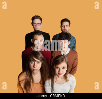 Ritratto di gruppo multietnico di amici su sfondo colorato Foto Stock