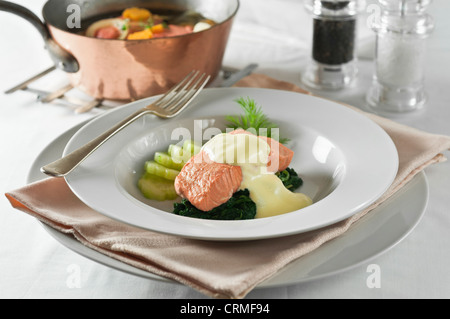 Salmone bollito salsa olandese Foto Stock