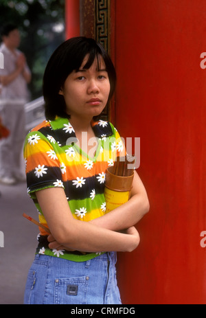 1, una donna cinese donna, joss bastoni, Wong Tai Sin Temple, Tempio Taoista, tempio buddista, Wong Tai Sin, Penisola di Kowloon, Hong Kong, Cina Foto Stock