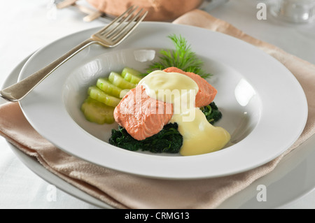 Salmone bollito salsa olandese Foto Stock