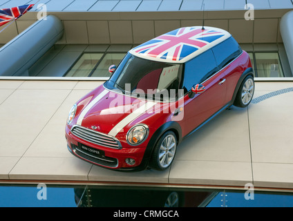 Mini Cooper vettura bloccato sul lato del mini shop edificio, Westfield Stratford, Londra Foto Stock