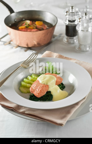 Salmone bollito salsa olandese Foto Stock