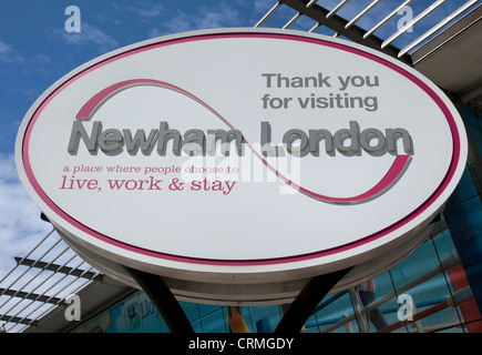 Segno per London Borough of Newham in Stratford, a est di Londra Foto Stock