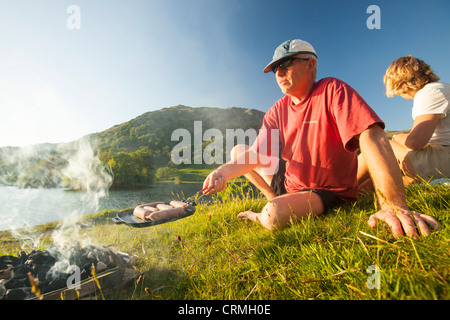 Un paio di godere un barbecue sulle rive del Rydal acqua nel distretto del lago, UK. Foto Stock