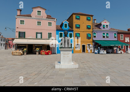 Piazza Baldassare Galuppi a Burano. Isola di Burano nella laguna di Venezia famosa per i dipinti colorati edifici e case Foto Stock