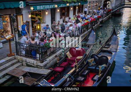 Gondole attraccate a fianco del ristorante Da Raffaele a Venezia Foto Stock