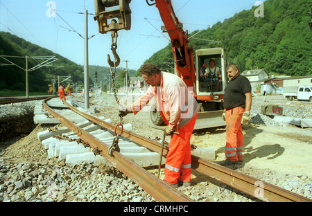 Decostruzione del distrutto il collegamento ferroviario (Dresd.-Chemn.) dopo il diluvio in Sassonia Foto Stock