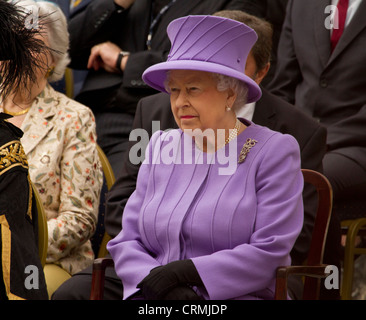 Queen Elizabeth II orologi a prestazioni a Exeter Devon Foto Stock