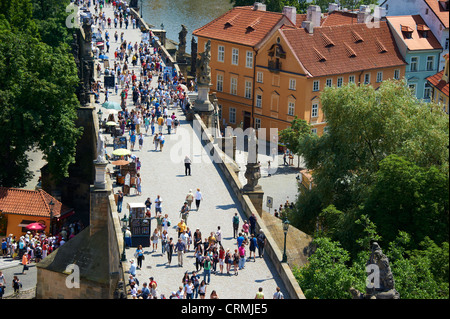 I turisti a Charles Bridge, Praga, Repubblica Ceca Foto Stock