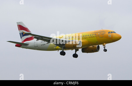 British Airways Airbus 319, "BA2012', che porta la fiamma olimpica atterra a RNAS Culdrose Foto Stock
