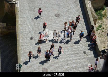 I turisti a Charles Bridge, Praga, Repubblica Ceca Foto Stock