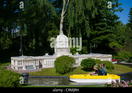 Bambini su Miniboat passando modello di Lego della United States Capitol Building, Legoland a Billund, Danimarca Foto Stock