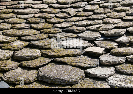 Artigianato tradizionale dei tetti in ardesia in Auvergne, Francia Foto Stock