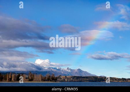 Rainbow oltre il Lago Te Anau, Nuova Zelanda Foto Stock