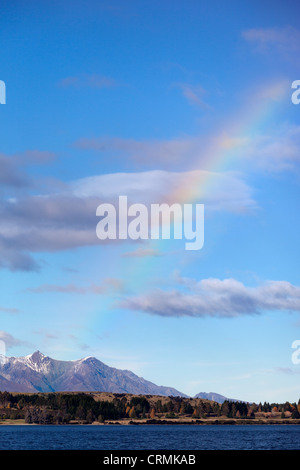 Rainbow oltre il Lago Te Anau, Nuova Zelanda Foto Stock