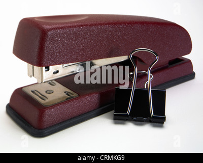 Una cucitrice e un bulldog clip Foto Stock