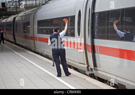 Protezioni femmina su una ferrovia tedesca Intercity Express (ghiaccio) in partenza il treno da Colonia Germania Foto Stock