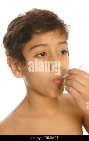 Un giovane avente la sua temperatura controllata usando un termometro Foto Stock