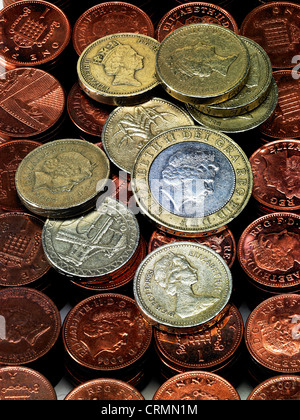 Pile di British spiccioli con uno e due monete cancelletto Foto Stock