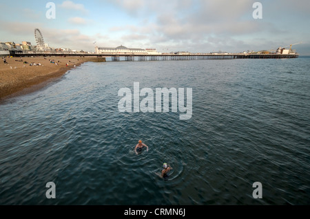 La gente del posto le donne il nuoto in acque aperte del canale inglese a Brighton Seafront, vicino al famoso Molo di Brighton, East Sussex, Regno Unito Foto Stock