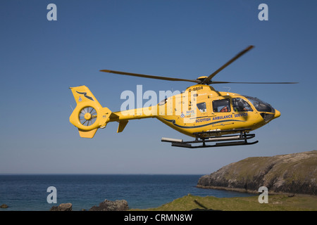 Durness Sutherland Scozia Scottish NHS Air Ambulance tenendo spento dopo aver risposto a una chiamata di emergenza di una persona infortunata Foto Stock