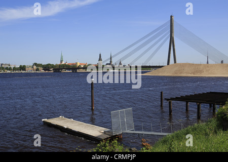 Inclina Vansu Riga ponte con i luoghi più famosi e molo Foto Stock