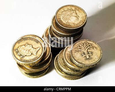 Tre pile di British pound monete Foto Stock