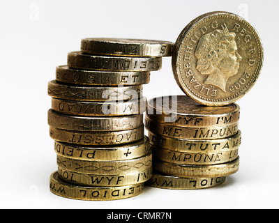 Due pile di British pound monete Foto Stock
