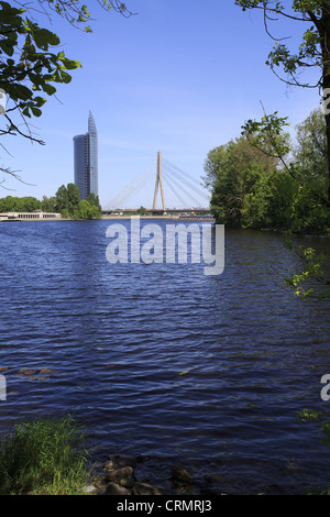 Inclina Vansu Riga ponte con edificio moderno Foto Stock