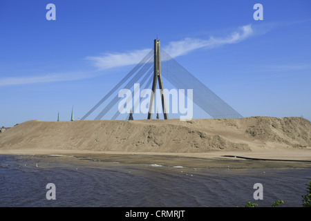 Inclina Vansu ponte di Riga con la pila di sabbia per la costruzione Foto Stock