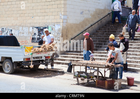 Persone che vendono la verdura per le strade della città di Sousse, Tunisia Foto Stock