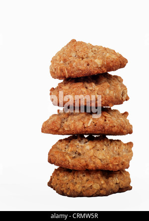 Fresche, in casa di farina di avena cookies impilati. Isolato su bianco. Foto Stock