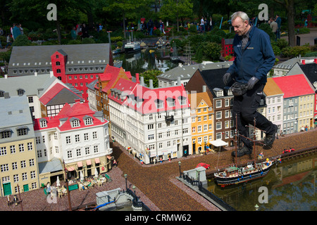 Lavoratore passando lego case in Miniland, Legoland a Billund, Danimarca Foto Stock