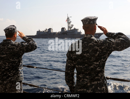 I marinai assegnati alla fregata missilistica guidata USS Vandegrift (FFG 48) rendono saluti a mano alla nave JS Harusame (DD 102) della forza marittima giapponese di autodifesa. Vandegrift è in preparazione per la cooperazione a galla Readiness and Training (CARAT) Filippine 2012, è una serie di esercitazioni militari bilaterali tra la Marina militare degli Stati Uniti e le forze armate di Bangladesh, Brunei, Cambogia, Indonesia, Malesia, Filippine, Singapore e Thailandia. Timor Est si unisce PER la prima volta NEL 2012. Foto Stock