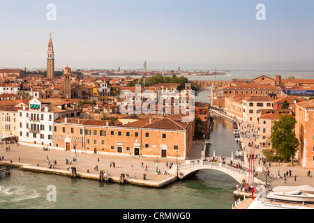 Vista panoramica di edifici, tetti, promenade e il ponte sul Rio dell' Arsenale, all'Arsenale di Venezia, Italia Foto Stock