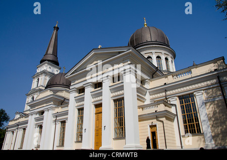 Ucraina Odessa. Trasfigurazione cattedrale, Odessa la più grande chiesa ortodossa. La prima chiesa fu costruita nel 1794. Sacerdote nella porta. Foto Stock