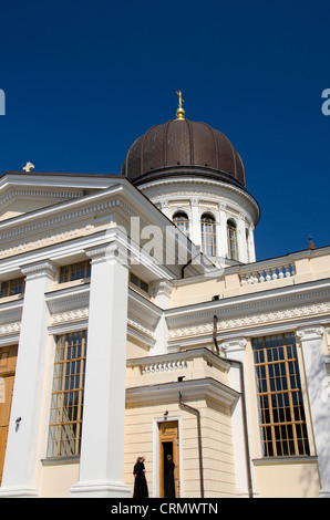 Ucraina Odessa. Trasfigurazione cattedrale, Odessa la più grande chiesa ortodossa. La prima chiesa fu costruita nel 1794. Sacerdote nella porta. Foto Stock