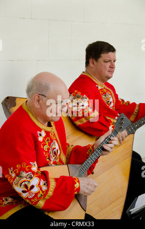 Ucraina, Yalta, Palazzo di Livadia. Ucraino spettacolo folcloristico. Gli uomini che giocano il russo tre corde balalaika. Foto Stock