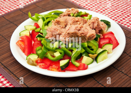 Gustosa e sana insalata di tonno su una piastra bianca Foto Stock