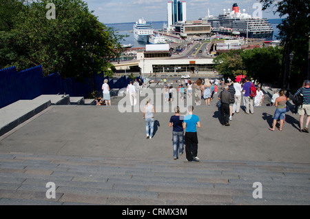 Ucraina Odessa. Potemkin passi, guardando in giù il 192 passi da Primorsky Blvd per la Black Sea Cruise Terminal Portuali. Foto Stock