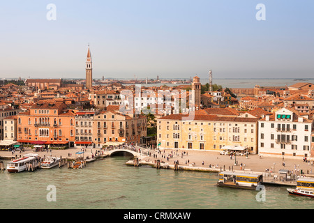 Vista panoramica di edifici, tetti, promenade e Canale di San Marco, vicino l'Arsenale di Venezia, Italia Foto Stock