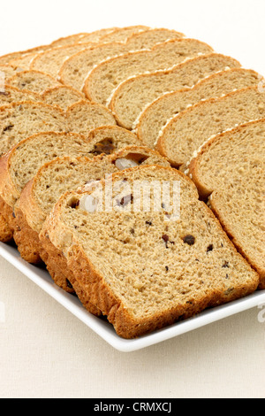 Sfornato fresco tutto il chicco di grano intero uvetta e nocciole pane con lotti assortiti di ingredienti sani e Foto Stock