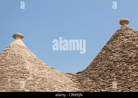 Conica in pietra a secco il tetto di una casa di trulli, Rione Monti, Alberobello, provincia di Bari in Puglia, Italia Foto Stock