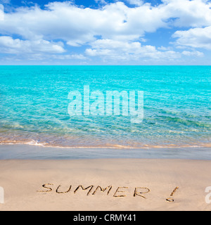 Caraibi spiaggia tropicale con estate parola scritta nella sabbia Foto Stock