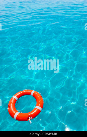 La boa arancione round galleggianti in perfetta spiaggia tropicale con acqua turchese Foto Stock