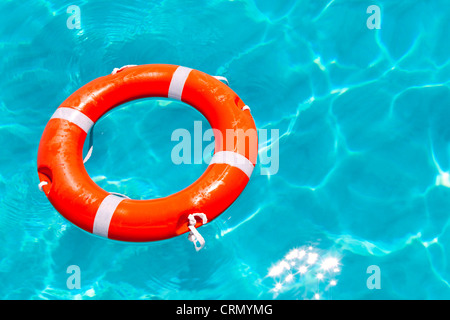 La boa arancione round galleggianti in perfetta spiaggia tropicale con acqua turchese Foto Stock