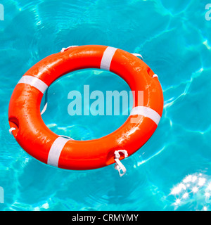 La boa arancione round galleggianti in perfetta spiaggia tropicale con acqua turchese Foto Stock