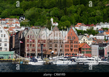 Norvegia, Bergen. Downtown anseatica vecchia area storica di Bryggen, Sito Patrimonio Mondiale dell'UNESCO. Costruzioni di legno lungo il porto. Foto Stock